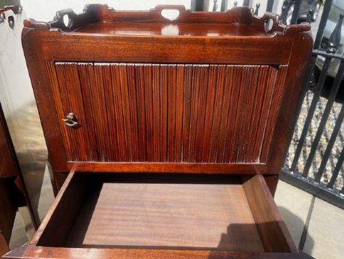 A Fine Quality Pair Of George III Style Mahogany Bedside Cabinets View VII