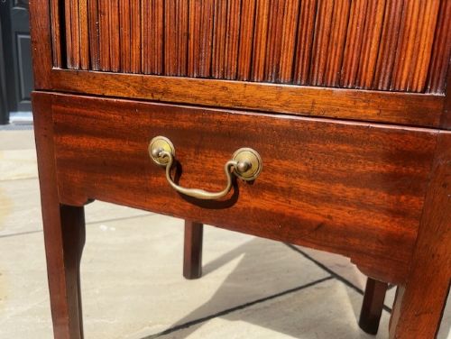 A Fine Quality Pair Of George III Style Mahogany Bedside Cabinets View IX