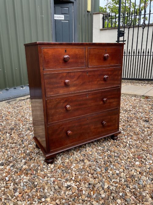 A NEATLY PROPORTIONED EARLY VICTORIAN PERIOD MAHOGANY CHEST OF DRAWERS