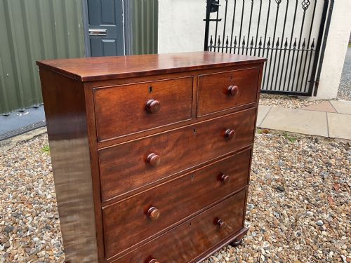 A NEATLY PROPORTIONED EARLY VICTORIAN PERIOD MAHOGANY CHEST OF DRAWERS - ADDITIONAL PHOTO 2