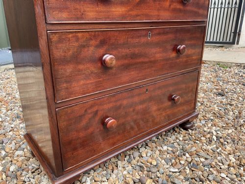 A NEATLY PROPORTIONED EARLY VICTORIAN PERIOD MAHOGANY CHEST OF DRAWERS - ADDITIONAL PHOTO 3