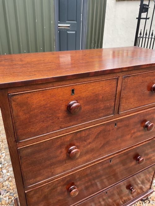 A NEATLY PROPORTIONED EARLY VICTORIAN PERIOD MAHOGANY CHEST OF DRAWERS - ADDITIONAL PHOTO 4