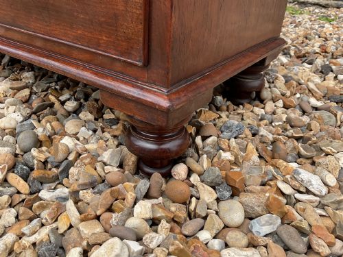 A NEATLY PROPORTIONED EARLY VICTORIAN PERIOD MAHOGANY CHEST OF DRAWERS - ADDITIONAL PHOTO 6