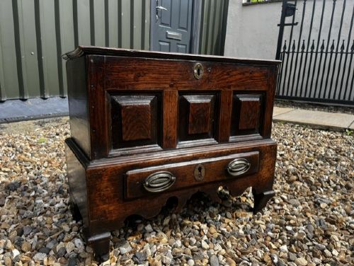 A RARE 18TH CENTURY WELSH OAK COFFOR BACH