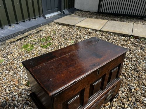 A RARE 18TH CENTURY WELSH OAK COFFOR BACH - ADDITIONAL PHOTO 1