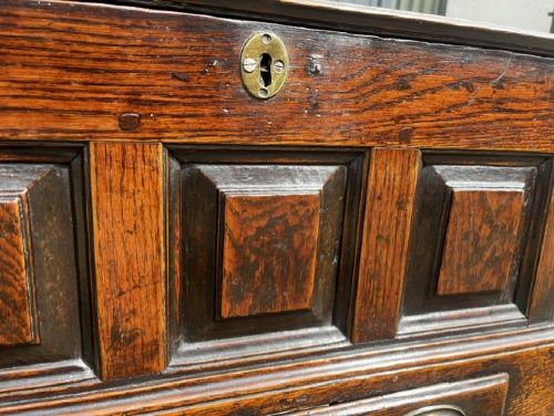 A RARE 18TH CENTURY WELSH OAK COFFOR BACH - ADDITIONAL PHOTO 2