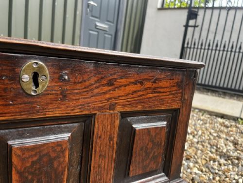A RARE 18TH CENTURY WELSH OAK COFFOR BACH - ADDITIONAL PHOTO 3