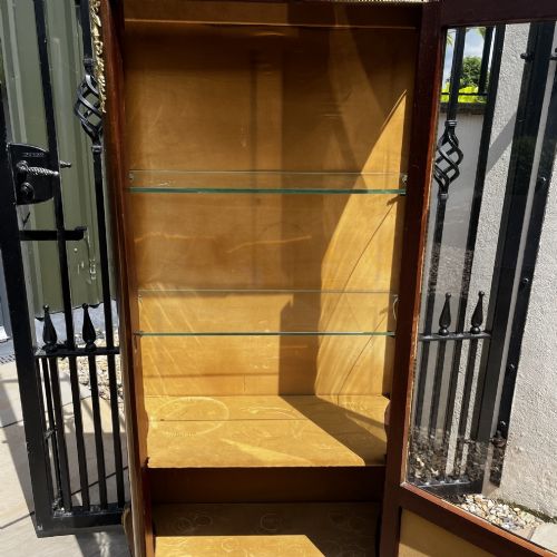 A FINE QUALITY MAHOGANY VERNIS MARTIN CABINET - ADDITIONAL PHOTO 4
