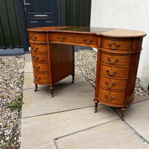 A FINE QUALITY LATE VICTORIAN PERIOD SATINWOOD KIDNEY SHAPED DESK - ADDITIONAL PHOTO 5