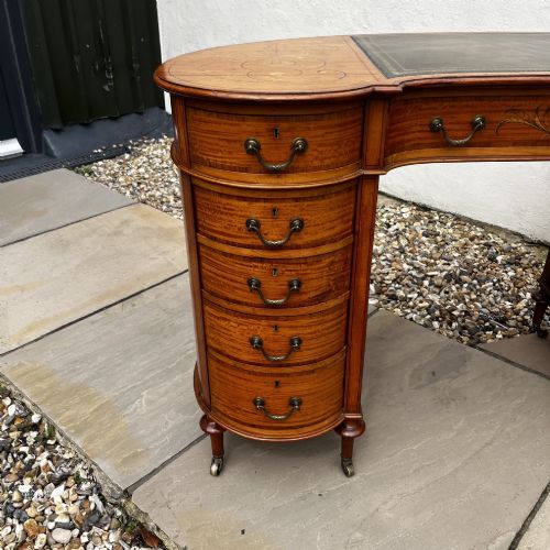 A FINE QUALITY LATE VICTORIAN PERIOD SATINWOOD KIDNEY SHAPED DESK - ADDITIONAL PHOTO 7