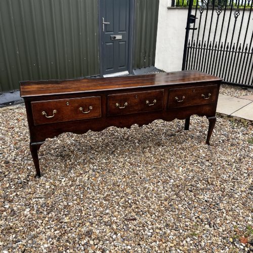 A GEORGE III PERIOD OAK THREE DRAWER DRESSER BASE - ADDITIONAL PHOTO 3