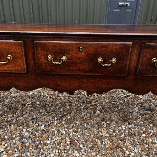 A GEORGE III PERIOD OAK THREE DRAWER DRESSER BASE - ADDITIONAL PHOTO 9