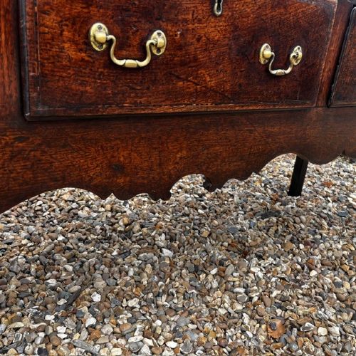 A GEORGE III PERIOD OAK THREE DRAWER DRESSER BASE - ADDITIONAL PHOTO 10
