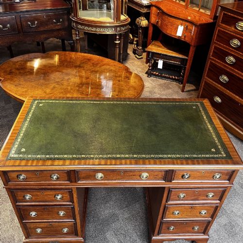 A FINE QUALITY GEORGIAN STYLE MAHOGANY PEDESTAL DESK - ADDITIONAL PHOTO 1