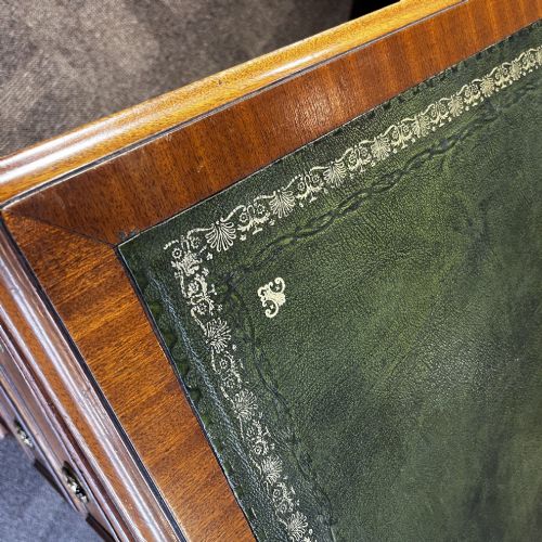 A FINE QUALITY GEORGIAN STYLE MAHOGANY PEDESTAL DESK - ADDITIONAL PHOTO 2