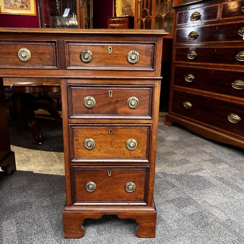 A FINE QUALITY GEORGIAN STYLE MAHOGANY PEDESTAL DESK - ADDITIONAL PHOTO 4