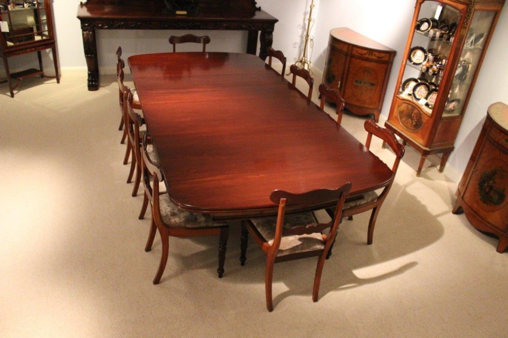 A Mahogany Early Victorian Period Extending Dining Table