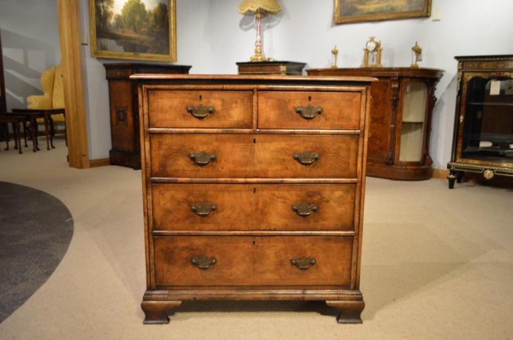 A fine quality walnut George I Style block moulded antique chest of drawers
