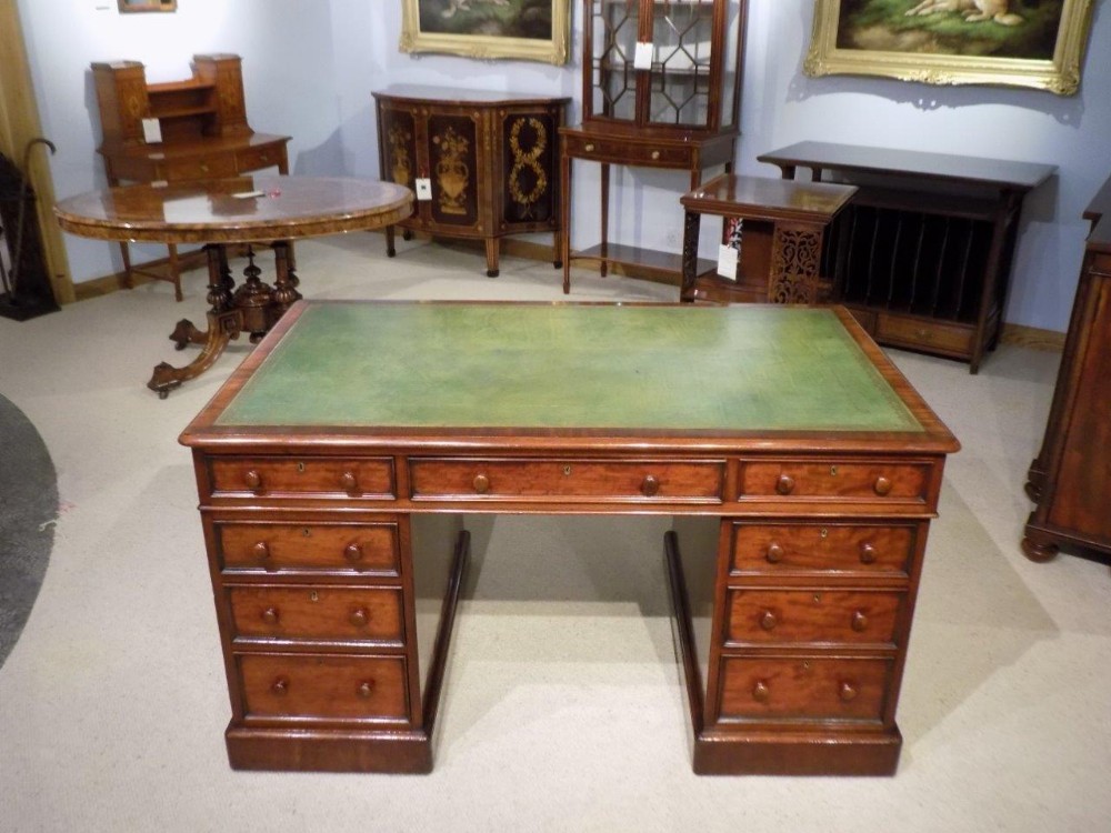 A Fine quality mahogany Victorian Period antique pedestal desk