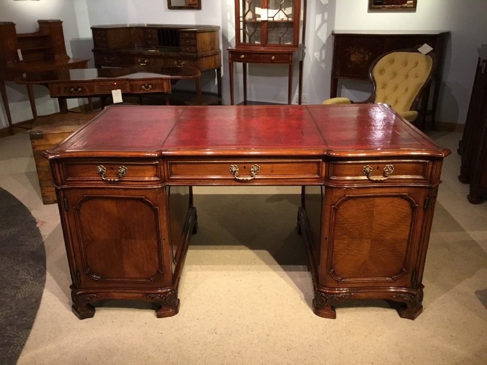 A fine quality figured walnut Edwardian Period pedestal desk