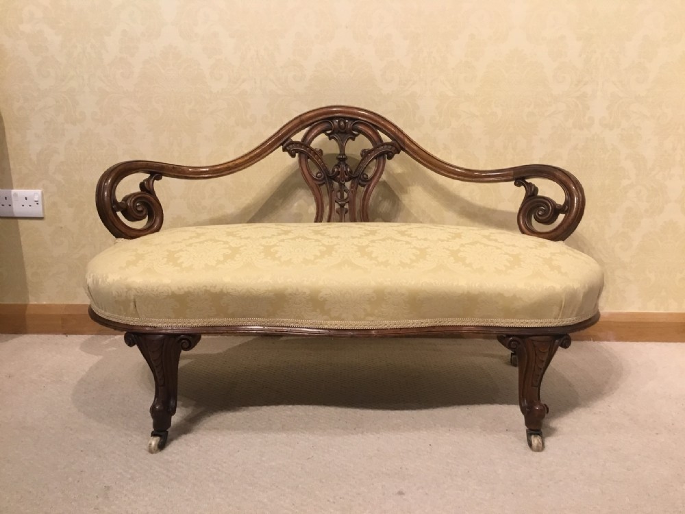 A Pretty walnut Victorian Period antique boudoir settee.