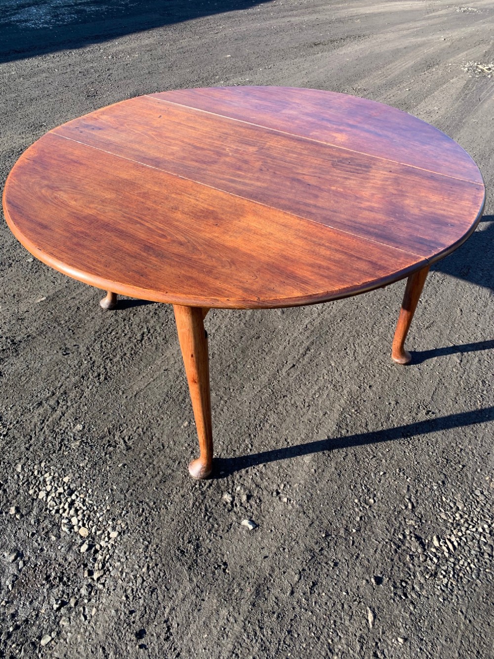 A Georgian Period Cuban mahogany drop leaf dining table