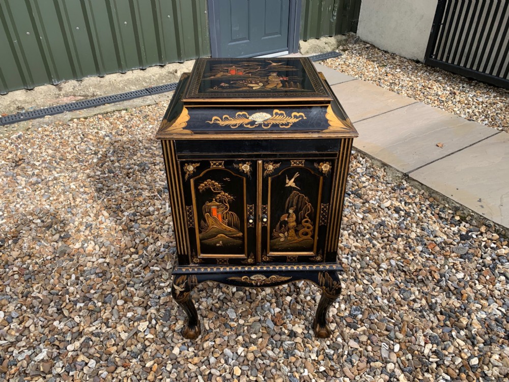 A fine quality Chinoiserie and gilt lacquered antique drinks cabinet