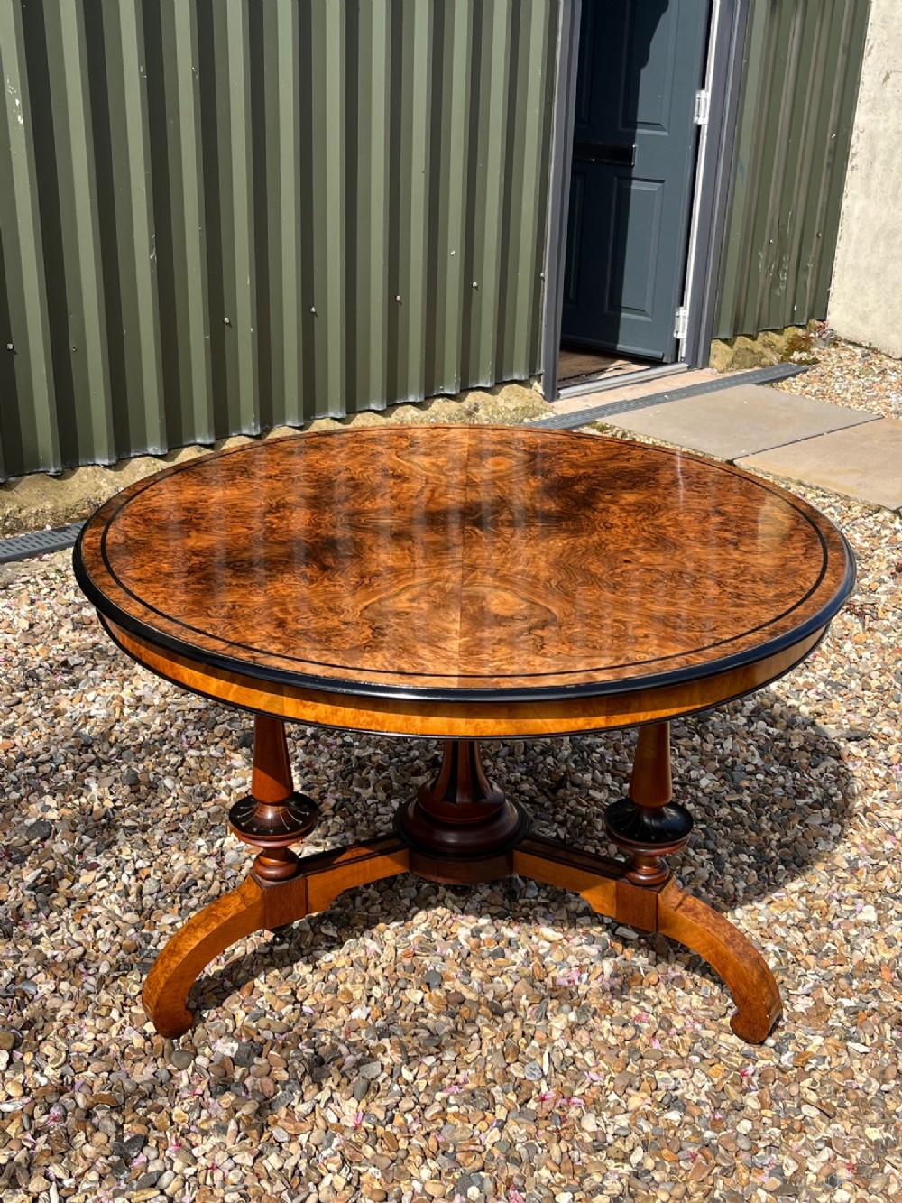 A stunning quality Victorian Period circular centre table