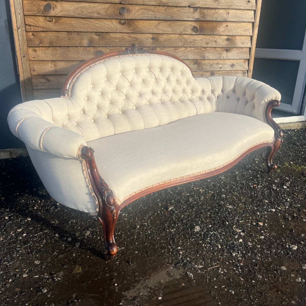 A beautiful Victorian Period walnut chaise longue