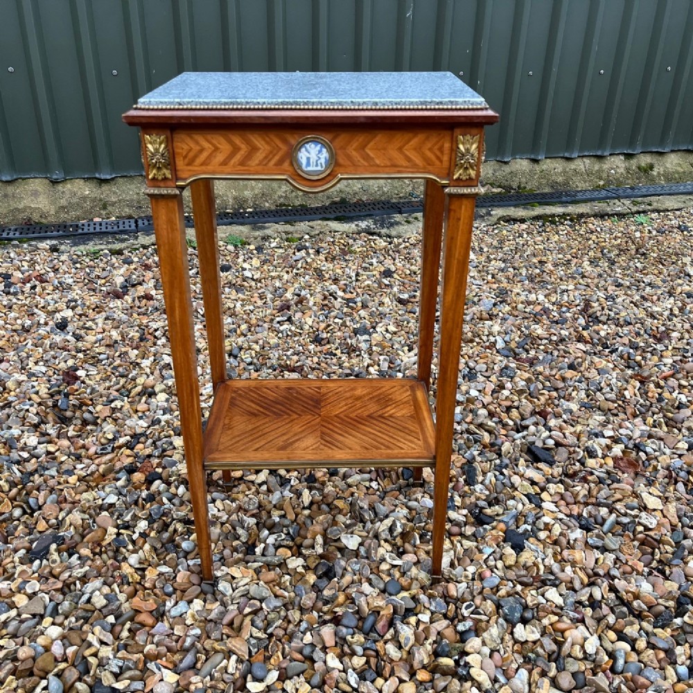 A superior quality French satinwood lamp table