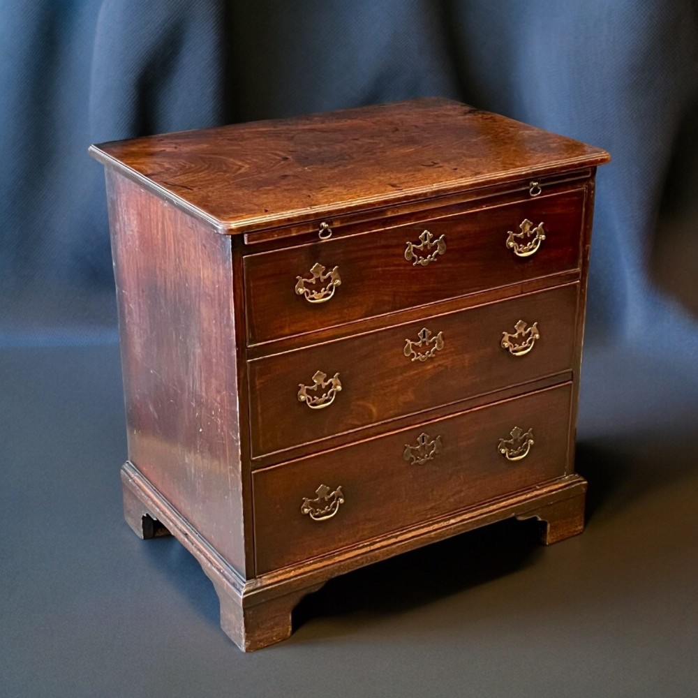 A small George III Period mahogany bachelors chest of drawers