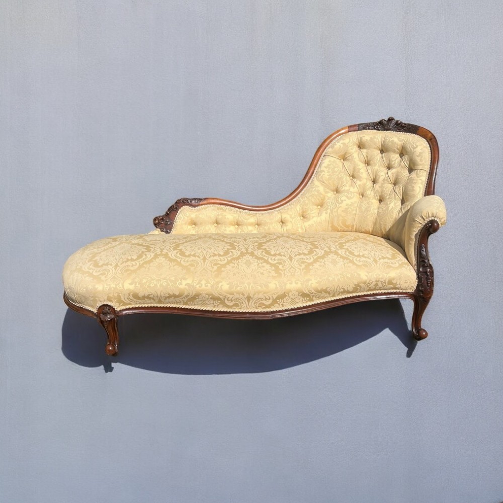 A fine quality Victorian Period walnut chaise longue.