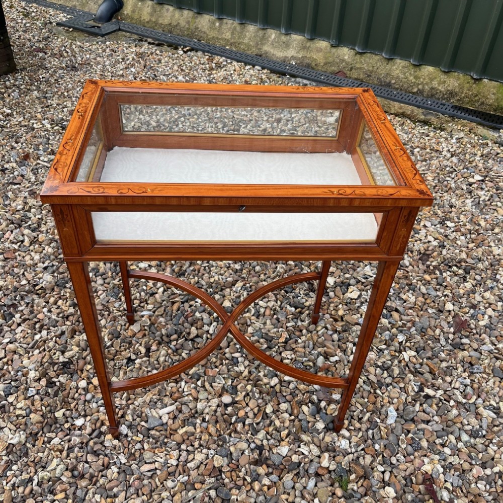 A fine quality Sheraton Revival satinwood bijouterie table