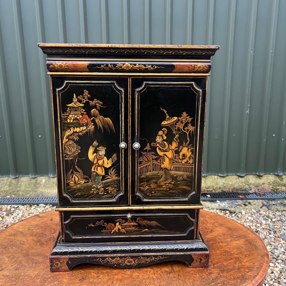 A beautiful miniature Chinoiserie cabinet