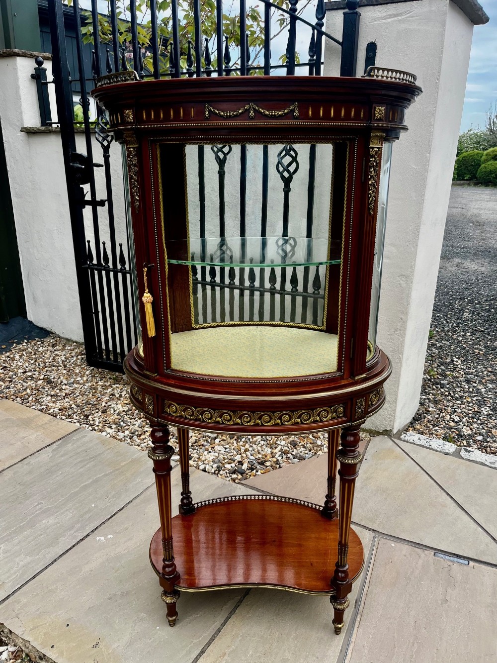A Fine Quality French Mahogany and Ormolu Mounted Oval Display Cabinet.