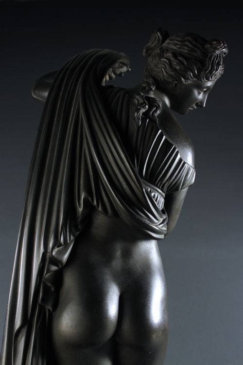 LARGE NEAPOLITAN BRONZE OF THE VENUS CALLIPYGE - ADDITIONAL PHOTO 1