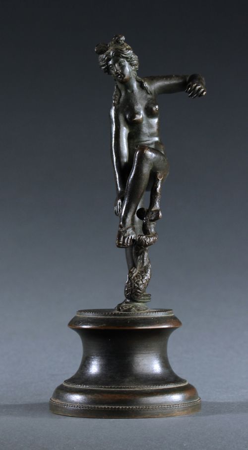 grand tour bronze figure of aphrodite untying her sandal - CATEGORY: ANTIQUE SCULPTURES - DATED 19TH CENTURY