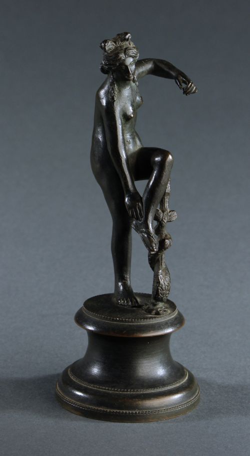 GRAND TOUR BRONZE FIGURE OF APHRODITE UNTYING HER SANDAL - ADDITIONAL PHOTO 1