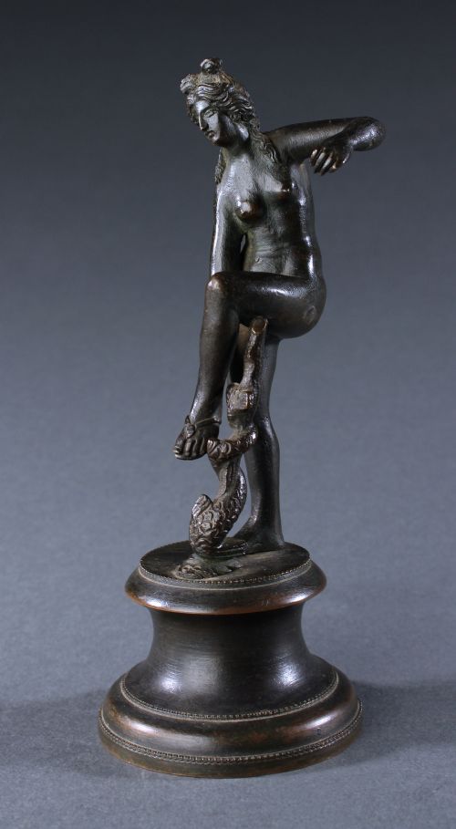 GRAND TOUR BRONZE FIGURE OF APHRODITE UNTYING HER SANDAL - ADDITIONAL PHOTO 2