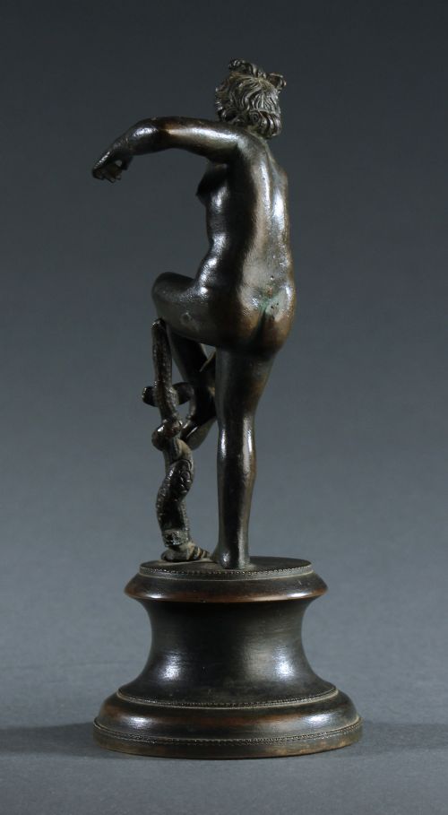 GRAND TOUR BRONZE FIGURE OF APHRODITE UNTYING HER SANDAL - ADDITIONAL PHOTO 3