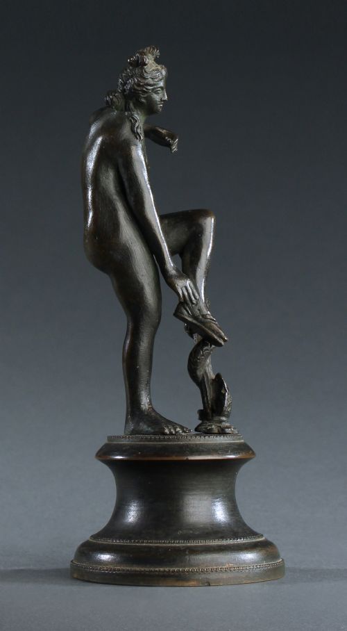 GRAND TOUR BRONZE FIGURE OF APHRODITE UNTYING HER SANDAL - ADDITIONAL PHOTO 4