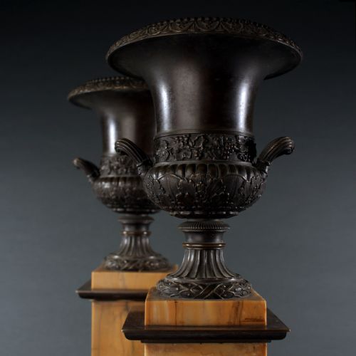 PAIR OF EARLY 19TH CENTURY BRONZE AND SIENA MARBLE MEDICI URNS - ADDITIONAL PHOTO 4