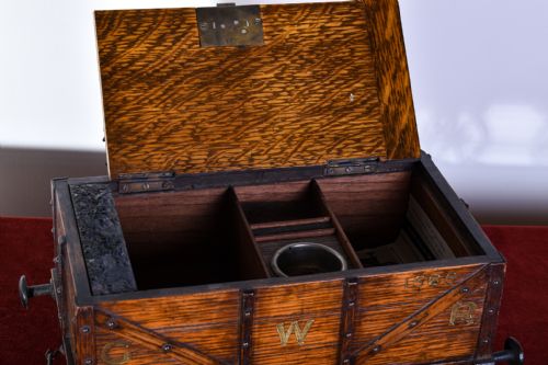 19TH CENTURY OAK RAILWAY HUMIDOR - ADDITIONAL PHOTO 4