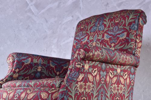 A DEEP SEATED HOWARD STYLE ARMCHAIR - ADDITIONAL PHOTO 1