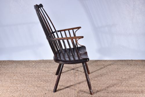 A COMB BACK WINDSOR ARMCHAIR - ADDITIONAL PHOTO 3