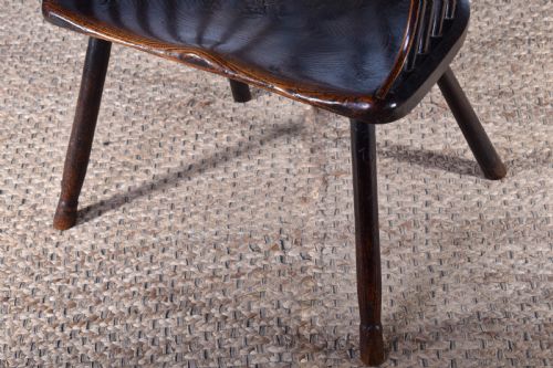 A COMB BACK WINDSOR ARMCHAIR - ADDITIONAL PHOTO 4