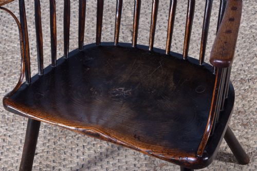 A COMB BACK WINDSOR ARMCHAIR - ADDITIONAL PHOTO 5