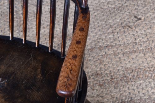 A COMB BACK WINDSOR ARMCHAIR - ADDITIONAL PHOTO 7