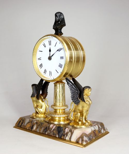 A GILDED EGYPTIAN REVIVAL TIMEPIECE DESK CLOCK - ADDITIONAL PHOTO 1