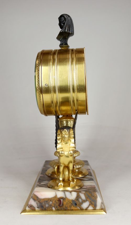 A GILDED EGYPTIAN REVIVAL TIMEPIECE DESK CLOCK - ADDITIONAL PHOTO 2